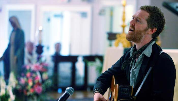 Glen Hansard performs during the funeral services for Eunice Kennedy Shriver at Saint Francis Xavier Roman Catholic Church in Hyannis, Massachusetts, August 14, 2009. Kennedy Shriver, who founded the Special Olympics and was a member of one of the most prominent American political families of the 20th century, died August 11 at the age of 88.— Reuters